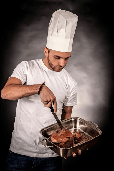 Ένας άντρας προετοιμάζει το κρέας για δύναμη